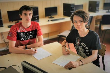 Uczniowie Mechanika w Tarnowskich Górach podpisują umowę wydawniczą