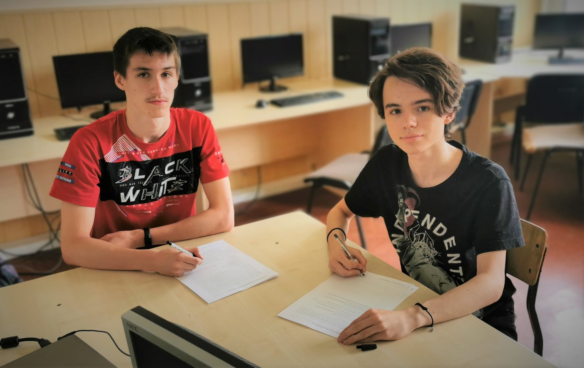 Uczniowie Mechanika w Tarnowskich Górach podpisują umowę wydawniczą